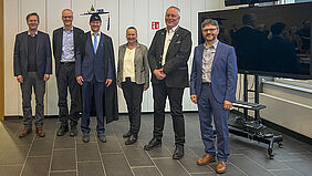 Lorenz Promotionskommission Die genannten Personen stehen nebeneinander und lächeln in die Kamera.