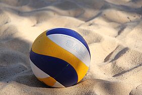 Volleyball im Sand