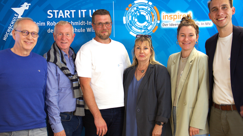 Inspired-Jury 2025 Sechs Jurymitglieder stehen nebeneinander vor einem blauen Hintergrund mit dem Logo des Robert-Schmidt-Instituts und des INSPIRED-Wettbewerbs. Alle blicken in die Kamera und lächeln.