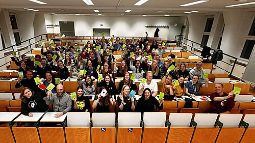 Es sind 100 Studierende in einem Hörsaal zu sehen.