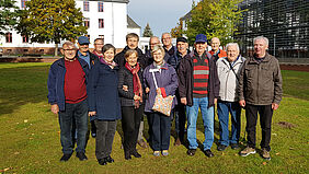 Gruppenbild der ehemaligen Studierenden der Matrikel 1972 bei ihrem Besuch auf dem Campus der Hochschule Wismar